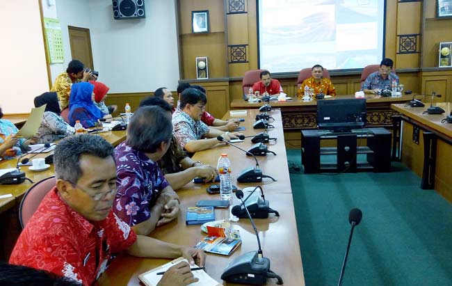 Asisten I, Tursilo Harijogi ketika berdialog dengan pejabat Pemkab Semarang. foto: syuhud/ BANGSAONLINE