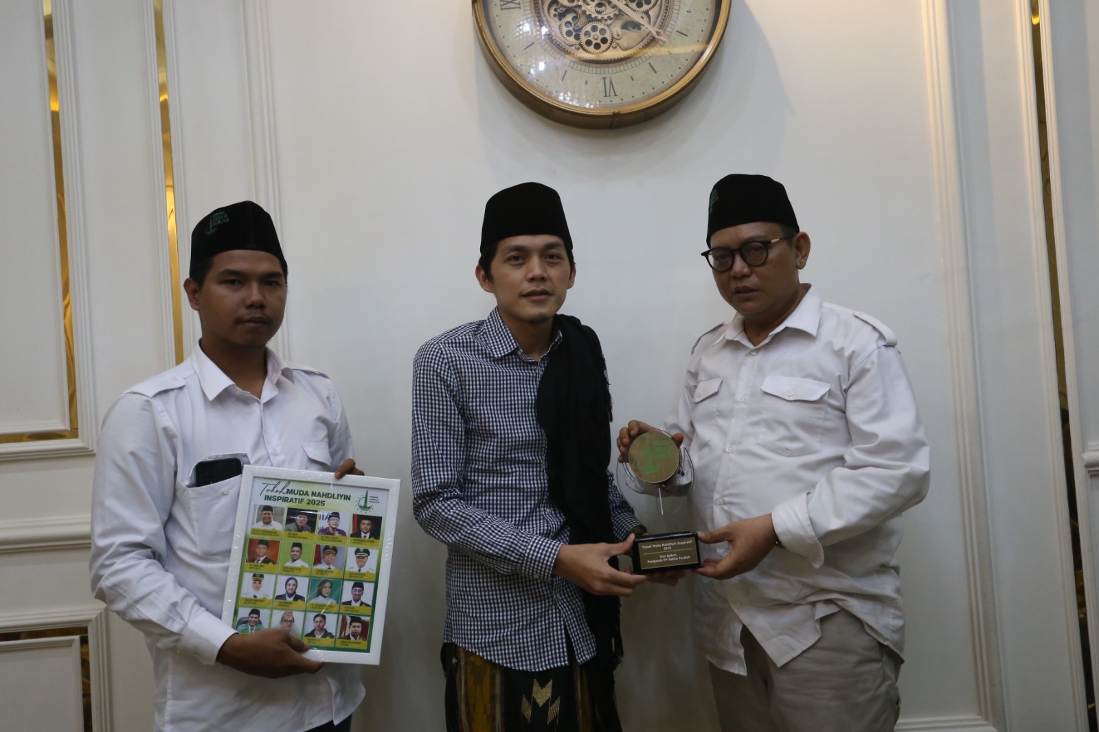 Gus Iqdam, pengasuh Pondok Pesantren Mambaul Hikam II Blitar menerima penghargaan Tokoh Muda Nahdliyin Inspiratif 2025 dari Forkom Jurnalis Nahdliyin