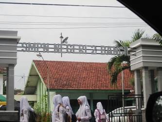 Tulisan SMPN Negeri 2 Bangil di pintu masuk sekolahan. Semestinya SMP Negeri 2 Bangil. foto:bambang/sulistiawan/bangsaonline