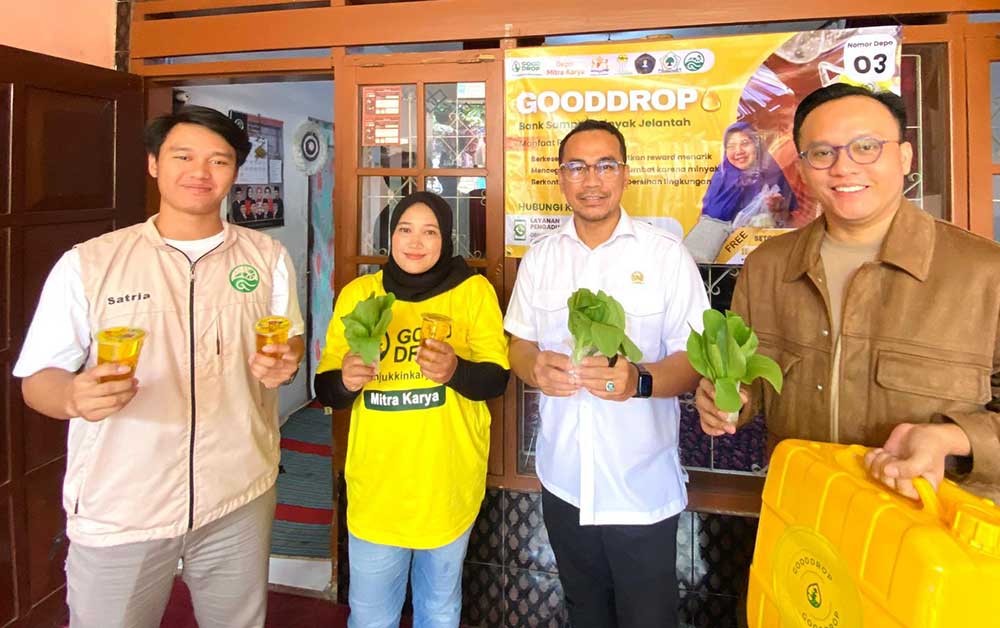 Anggota DPRD Kota Malang Djoko Prihatin menunjukkan minyak baru dan sayuran yang bisa didapatkan warga dengan hanya menukarkan minyak jelantah.