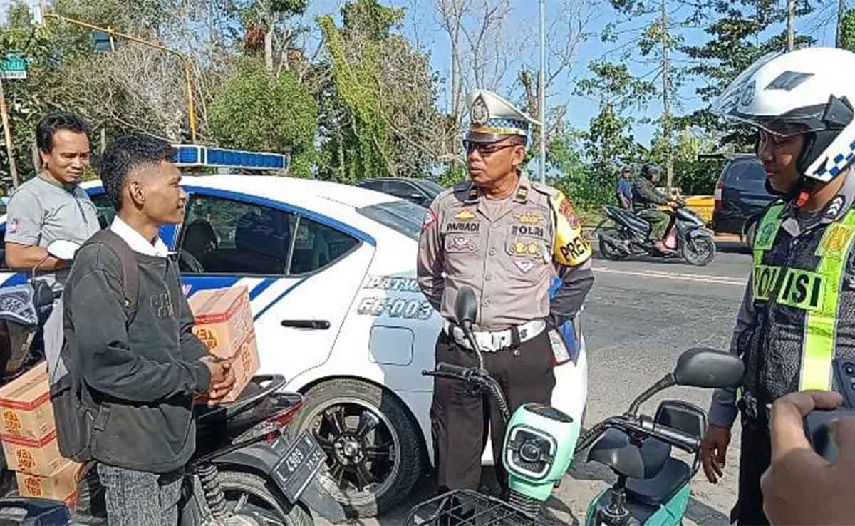 Pengguna sepeda listrik yang ditindak petugas dari Satlantas Polres Bangkalan.