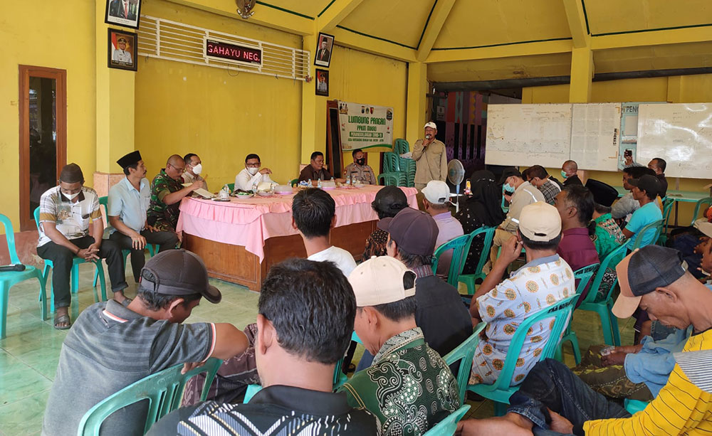 Warga Watuagung, Kramat, dan Tanjungwidoro, Kecamatan Bungah saat dialog dengan perwakilan JIIPE. foto: SYUHUD/ BANGSAONLINE