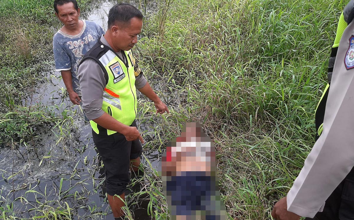 Petugas saat akan mengevakuasi korban tewas yang tertabrak KA Rapih Doho. Foto: Ist.