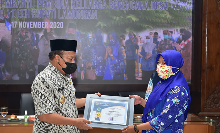 Bupati Fadeli saat menyerahkan penghargaan kepada PPKBD berprestasi. (foto: ist)