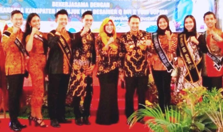 Bupat Nganjuk Novi Rahman Hidayat foto bersama dengan Ketua Dekranasda Yuni Shofi usai peragaan batik nganjuk. foto: BAMBANG/ BANGSAONLINE