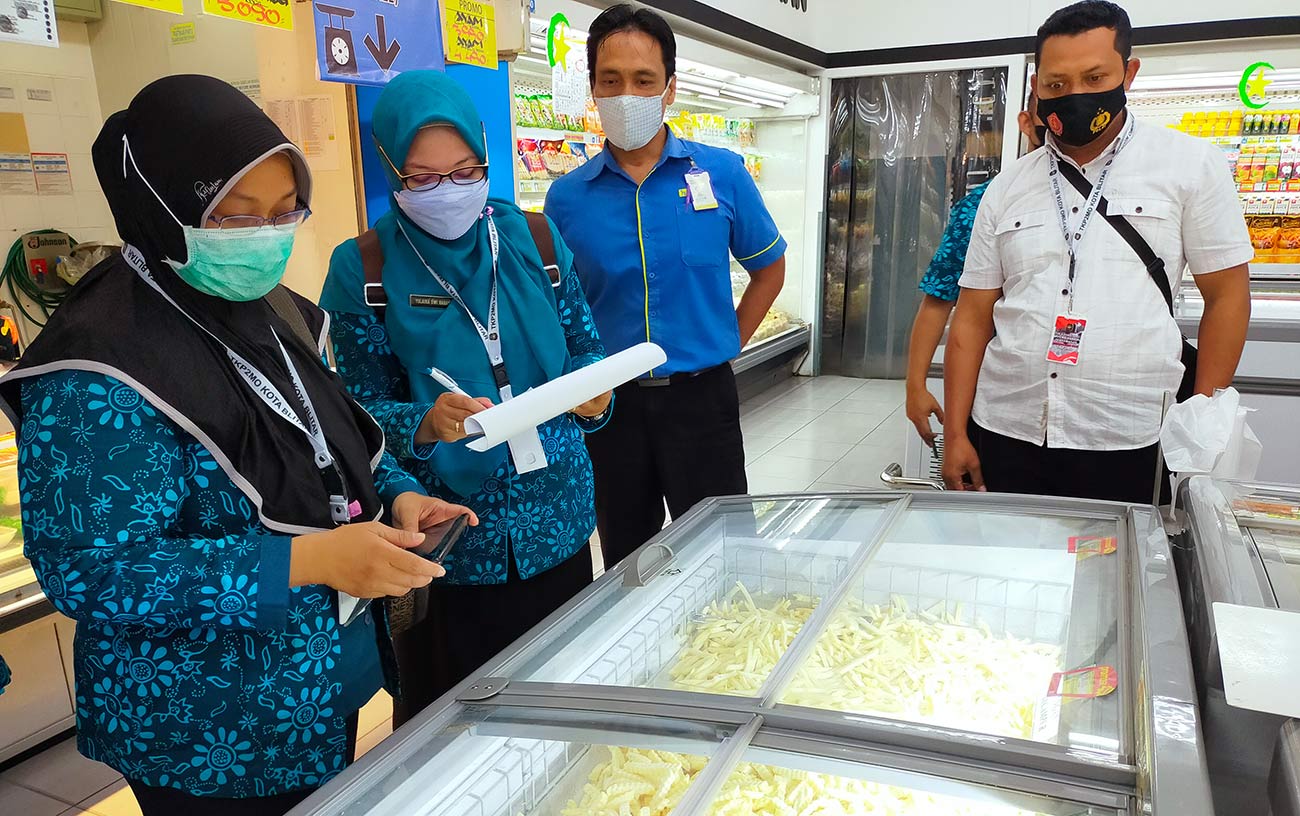 TKP2MO Kota Blitar saat meninjau produk frozen food di salah satu toko modern.
