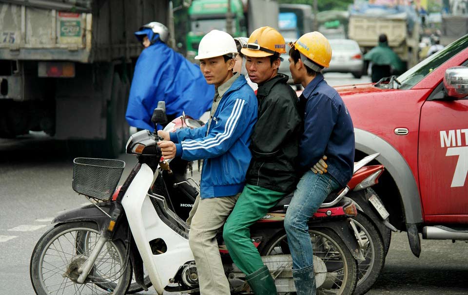 Pekerja asing saat hendak berangkat ke tempat kerja. foto: ilustrasi