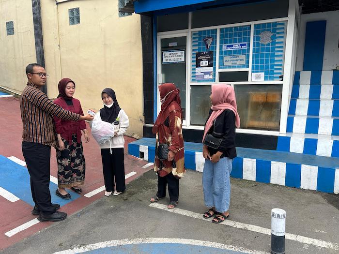 Salah satu warga yang mendapat doorprize saat mengurus SIM. (Ist)