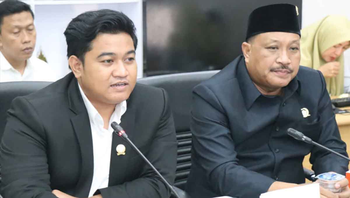 Ketua DPRD Gresik, M Syahrul Munir (kiri) bersama salah satu wakilnya, Mujid Riduan. Foto: Ist