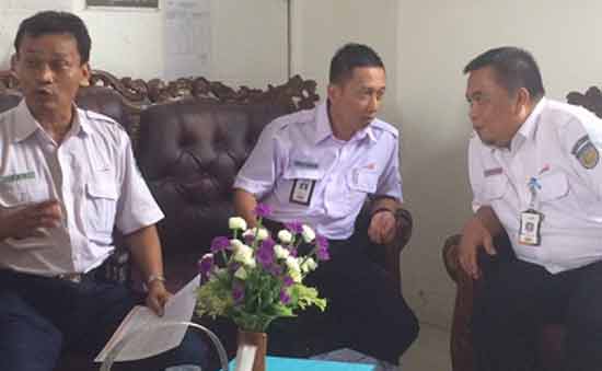Humas PT KAI Daop 7 Madiun Eko Budiyanto didampingi deputi PT KAI Daop 7 Madiun Hendro dan bagian hukum Slamet Riyadi. Foto: arif kurniawan/ BANGSAONLINE