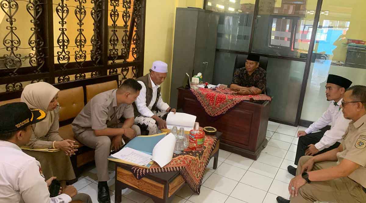 Petugas dari Kantah Kabupaten Pasuruan saat melaksanakan pemberkasan sertipikasi tanah wakaf.