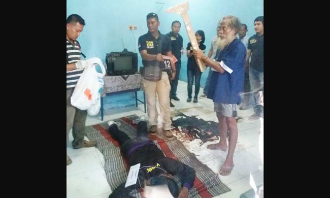 Pelaku memeragakan saat dia hendak menggancu korban. foto: BANGSAONLINE