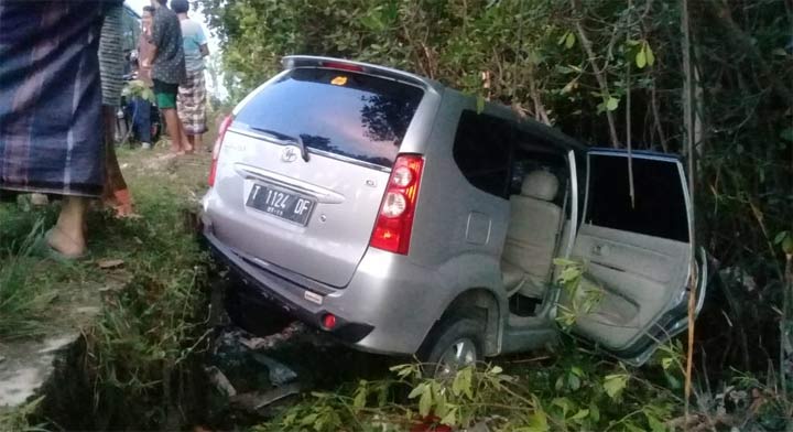 Mobil Avanza yang nyungsep ke pohon mangrove usai terlibat kecelakaan.