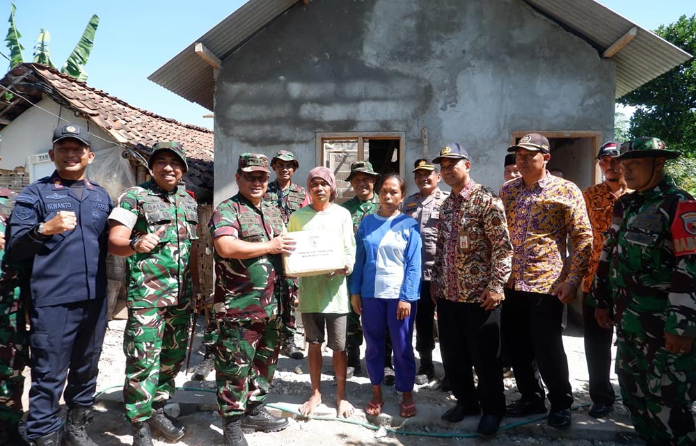 Ketua Tim Wasev/Paban Sahli Kasad Bid SDA dan LH, Kolonel Inf. Ujang Sudrajat, saat berkunjung ke lokasi pengerjaan TMMD ke-128 di Kabupaten Tuban tahun 2026.
