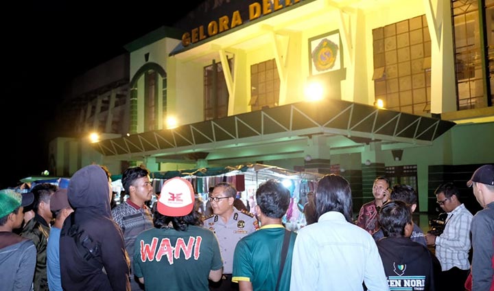 Kapolresta Sidoarjo Kombes Pol. Sumardji turun langsung melakukan cangkrukan bersama Bonek, serta menyampaikan imbauan kamtibmas kepada bonek di halaman Stadion Gelora Delta.