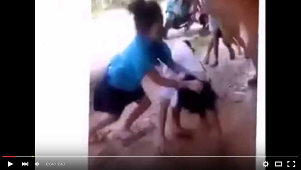 Cuplikan video adegan adu jotos yang diduga siswi salah satu SMP di Tuban. foto: youtube