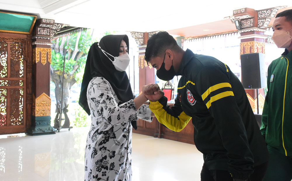 Bupati Ikfina ketika melepas atlet untuk Pekan Olahraga Nasional (PON) XX Papua 2021. foto: ist.