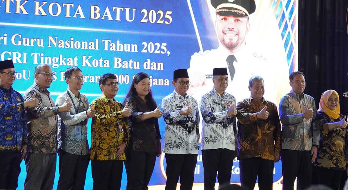 Wali Kota Batu saat foto bersama pimpinan sejumlah perguruan tinggi negeri dan swasta usai menandatangani MoU.