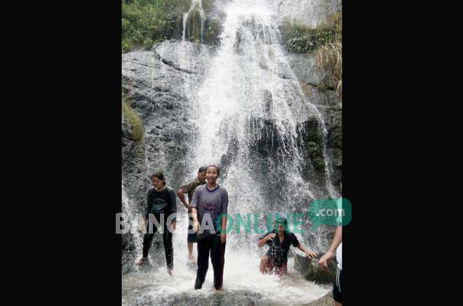 Kampung wisata air terjung Clangap mulai ramai.  Kondisi air terjun dengan derasnya air yang jernih jadi daya tarik. foto: BAMBANG DJ/ BANGSAONLINE