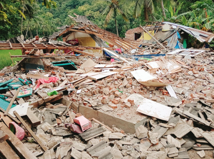 Puing-puing bangunan rumah warga di Pulau Bawean yang ambruk akibat dampak gempa bumi pada 22 Maret lalu.