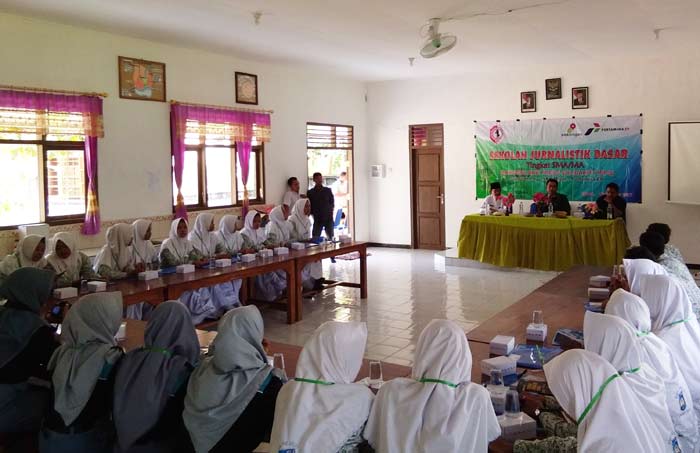 Siswa SMA Negeri 1 Kenduruan saat mengikuti pelatihan jurnalistik oleh RPS Tuban.