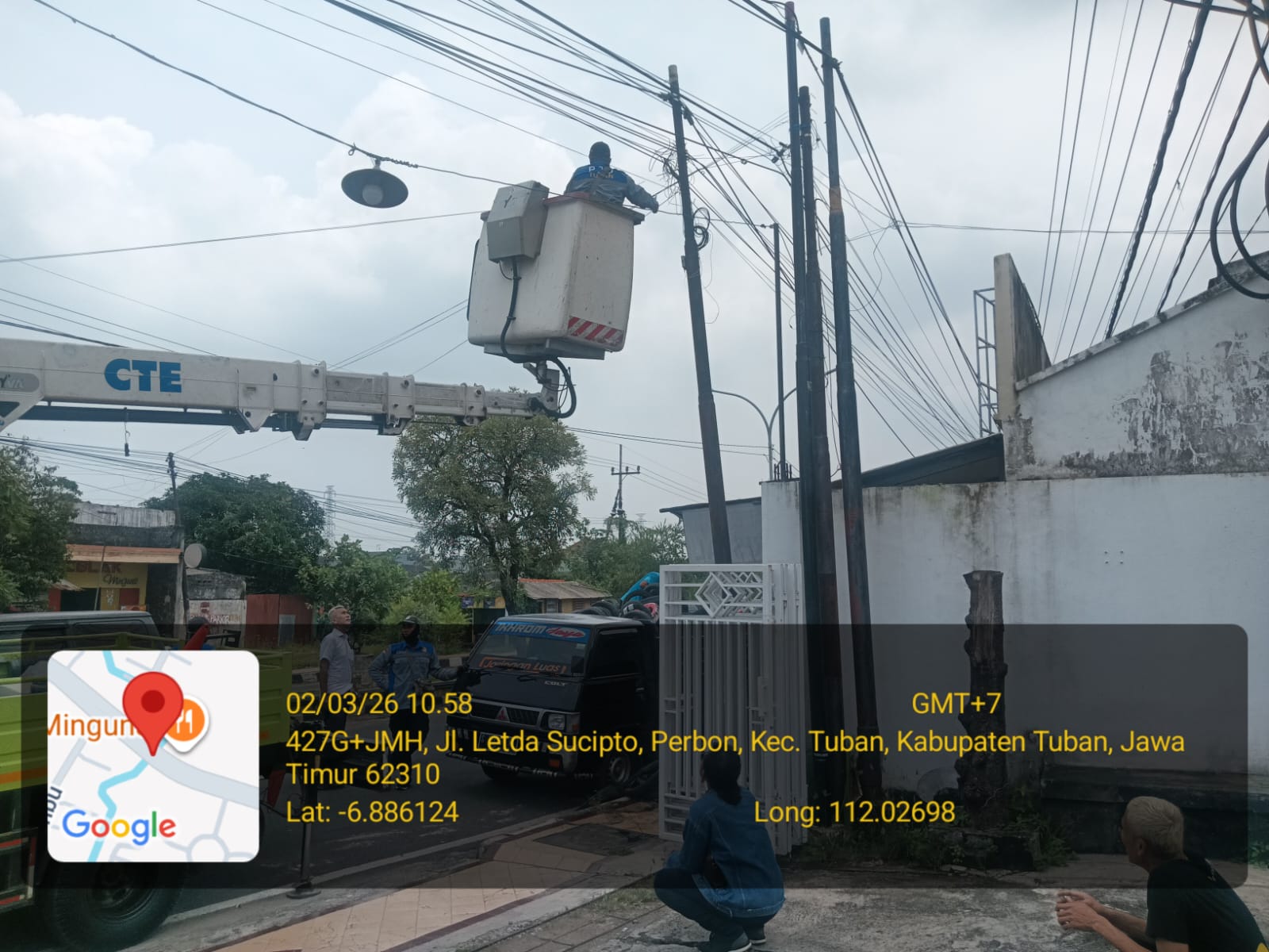 Petugas saat melakukan penertiban kabel optik yang semrawut