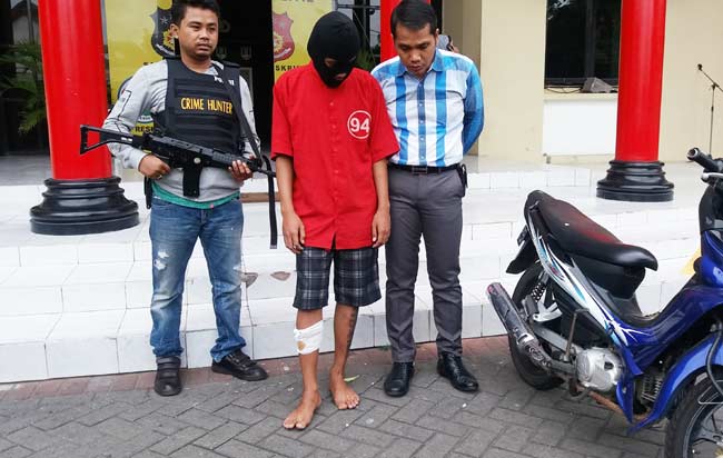 Tersangka beserta barang bukti didampingi Kasatreskrim Polrestabes Surabaya, AKBP Shinto Silitonga di Mapolrestabes. 