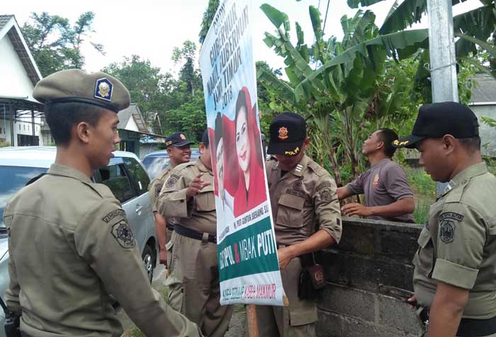 Tak Sesuai Aturan, APK Paslon Cagub Jatim Dicopot Panwaslu Kota Blitar