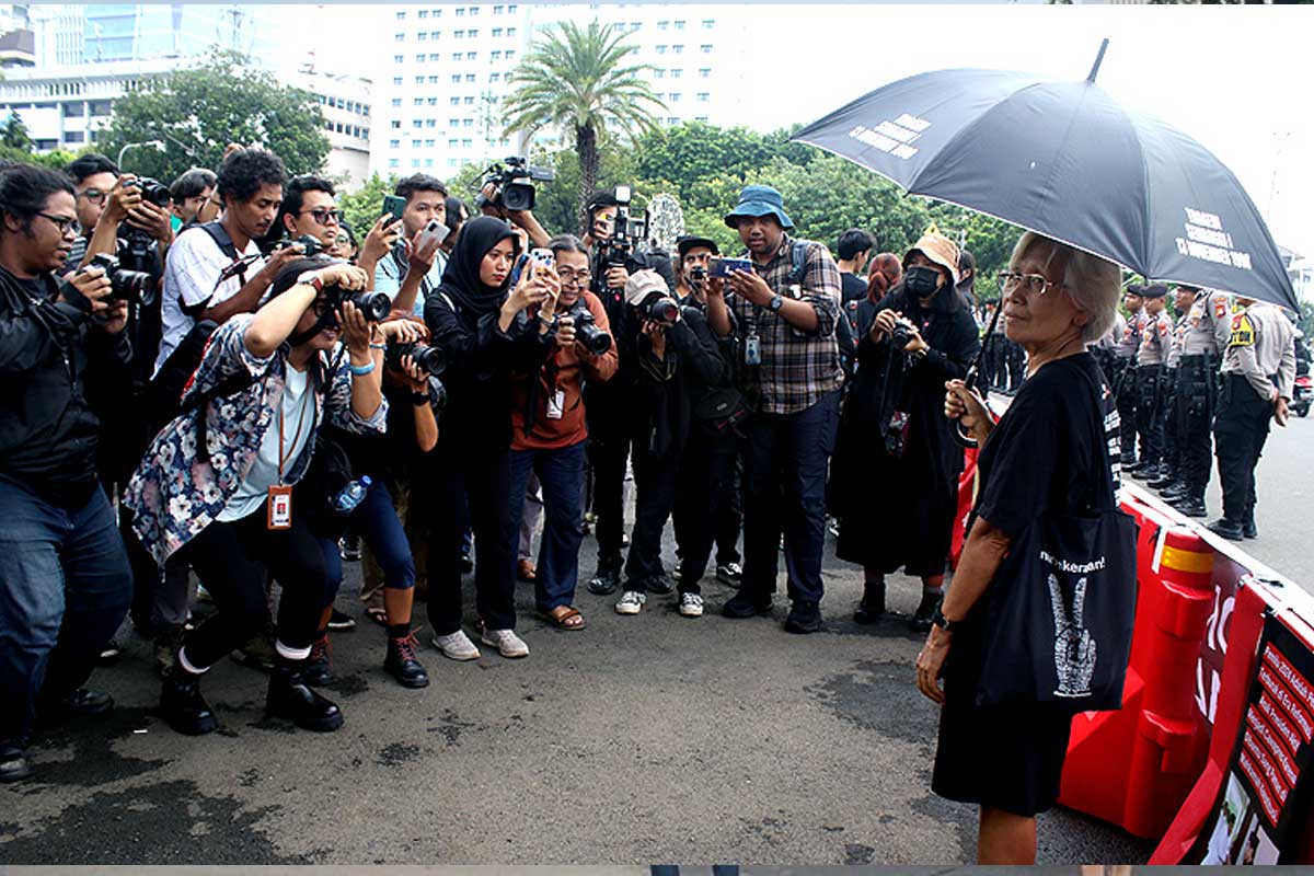Ibu korban Tragedi Semanggi I, Maria Catarina Sumarsih meminta kepada Jokowi agar mencabut Keppres Nomor 13/TNI/Tahun 2024 tentang pengangkatan pangkat Prabowo. Foto: law-justice.co