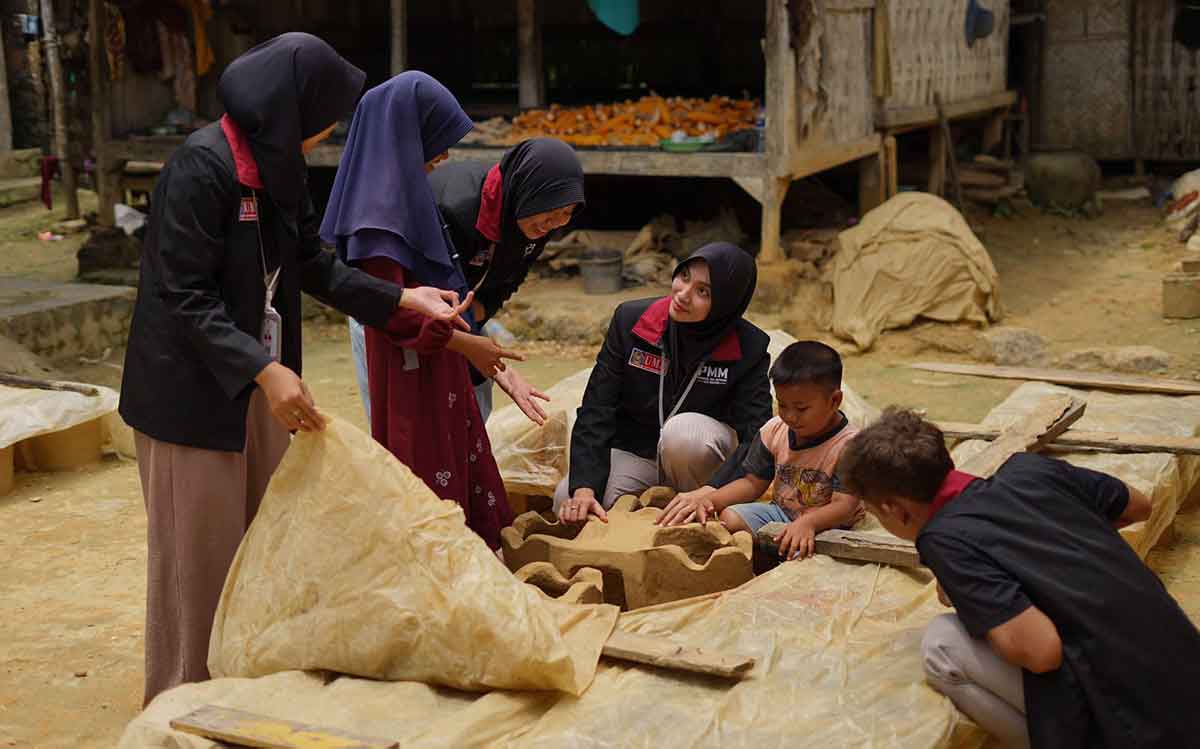 Mahasiswa Unmuh Malang saat mengikuti PMM di permukiman unik yang memiliki nama Tanean Lanjhang, Dusun Buddagan I, Desa Larangan Luar, Kecamatan Larangan, Pamekasan.