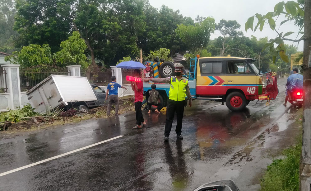 Mobil box baru berhasil dievakusi setelah petugas mendatangkan mobil derek.