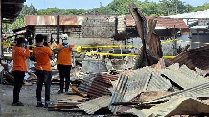 Tim Inavis Labfor Polda Jatim saat memeriksa di puing material sisa kebakaran Pasar Baru Tuban