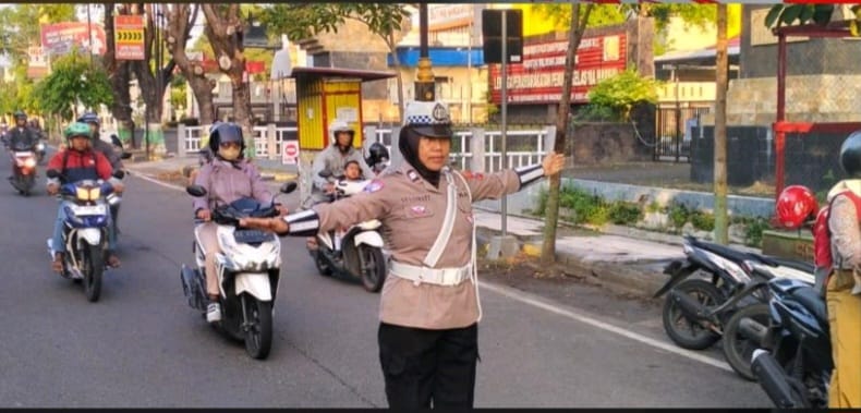 Anggota Satlantas Polres Madiun Kota mengatur lalu lintas di pagi hari