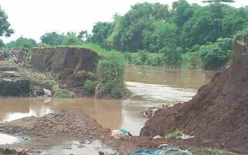 Tanggul sungai jebol. foto: ilustrasi