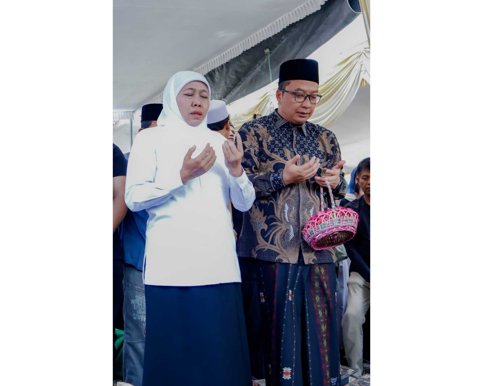 Gubernur Jawa Timur Khofifah Indar Parawansa, didampingi  Wakil Bupati Gresik Asluchul Alif berdoa di makam Naufal. FOTO: ist.
