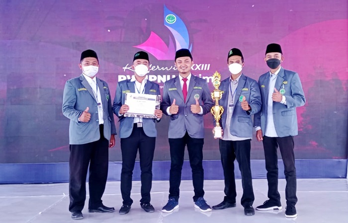 Ketua dan Pengurus PC IPNU Tuban bersama Ketua PW IPNU Jatim setelah mendapatkan penghargaan sebagai organisasi terbaik se-Jatim.