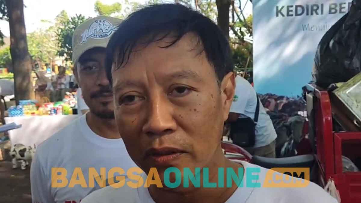Kepala DLH Kabupaten Kediri, Putut Agung Subekti, saat memberi keterangan kepada wartawan. Foto: MUJI HARJITA/BANGSAONLINE