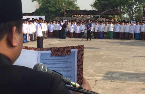 Para santri Ponpes Lirboyo saat mengikuti upacara bendera. foto: arif kurniawan/BANGSAONLINE