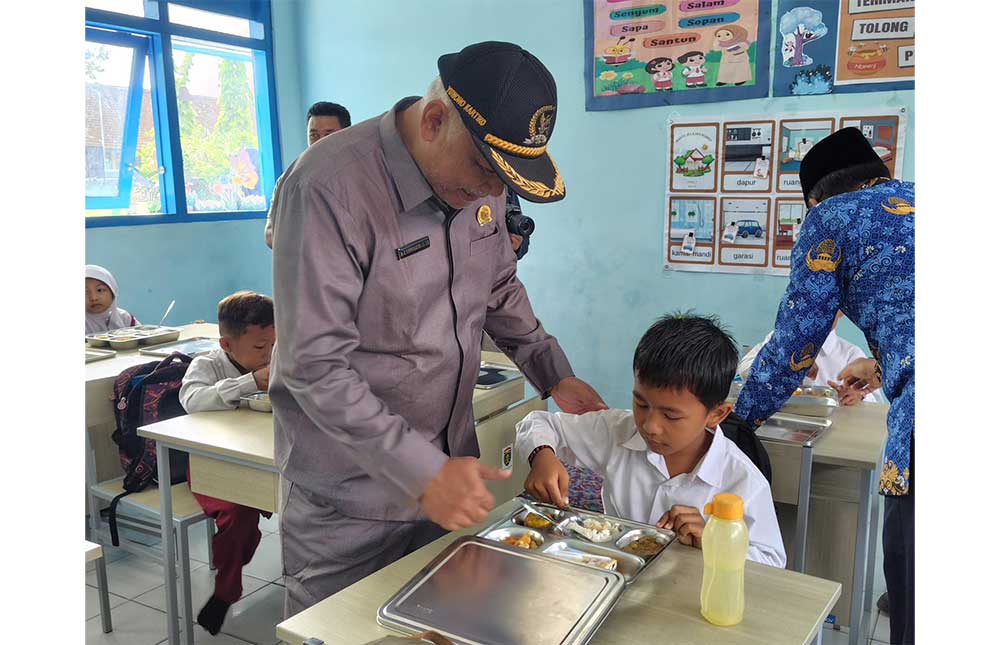 Ketua DPRD Kabupaten Ngawi Yuwono Kartiko saat meninjau program MBG.