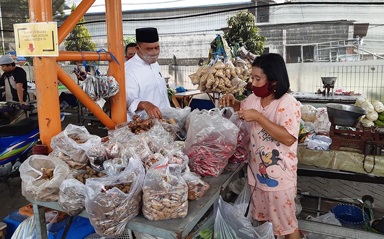SAPA PEDAGANG: Cabup BHS saat mengunjungi Pasar TSA di Desa Suko, Sukodono, Sabtu (14/11). foto: Mustain/ BANGSAONLINE