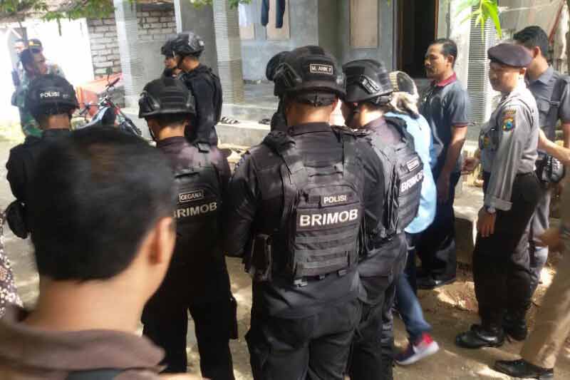 Petugas saat hendak memburu 6 pelaku terduga teroris yang kabur ke perkebunan Desa Beji, Kecamatan Jenu, Tuban.
