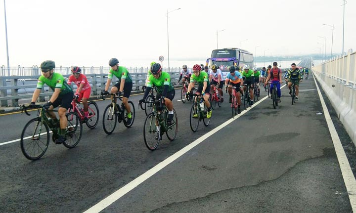 Danrem 084/Bhaskara Jaya Kolonel Inf Sudaryanto saat gowes bersama Kepala Staf Kodam V/Brawijaya.