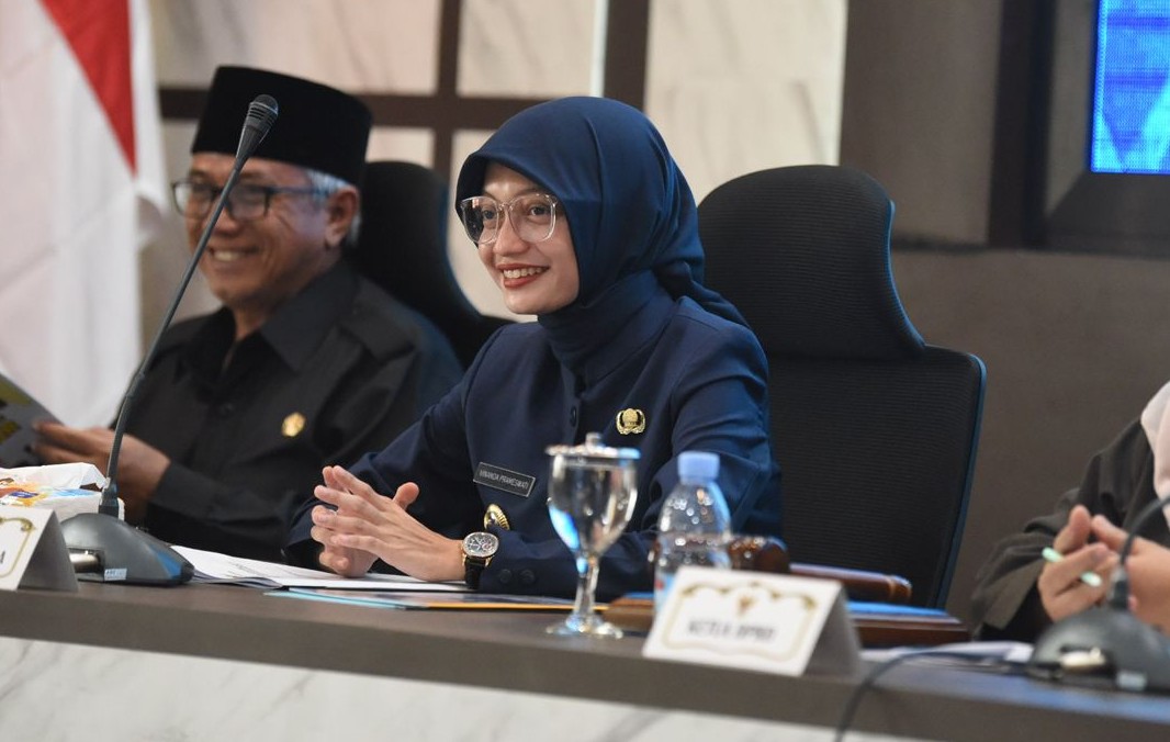 Wali Kota Kediri Vinanda Prameswati (tengah) bersama Wawali Gus Qowim (Ist).