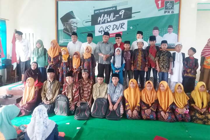 PEDULI: Santunan kepada anak yatim piatu saat peringatan Haul Gus Dur ke-9 yang digelar PKB Sidoarjo, Sabtu (29/12). foto: ist