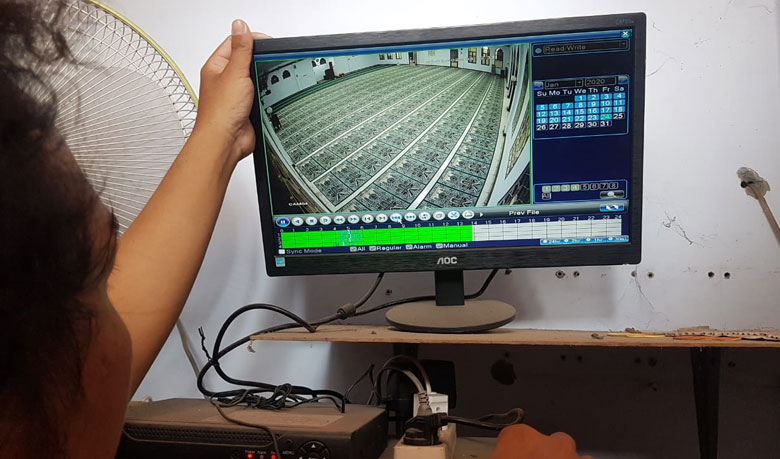 Rekaman CCTV saat pencuri kotak amal beraksi di masjid Al Hidayah di Jalan Basuki Rahmad, Kota Probolinggo.