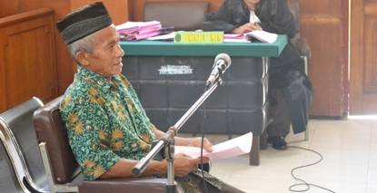 Ngatmanu saat mengikuti persidangan. foto: Imron/BANGSAONLINE