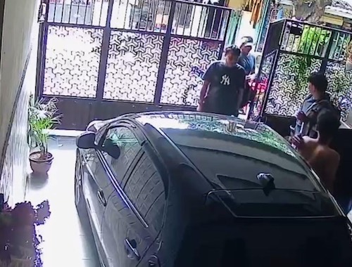 Tangkapan layar CCTV saat anggota Satresnarkoba Polrestabes Surabaya salah grebek rumah warga di Dukuh Kupang Timur