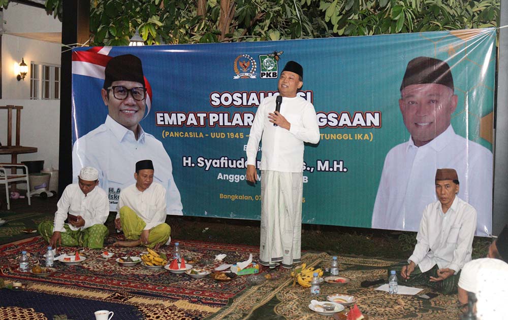 Anggota Komisi V DPR RI, Syafiuddin, saat sosialisasi empat pilar kebangsaan di halaman Kantor DPC PKB Bangkalan, Kamis (7/8/2025).