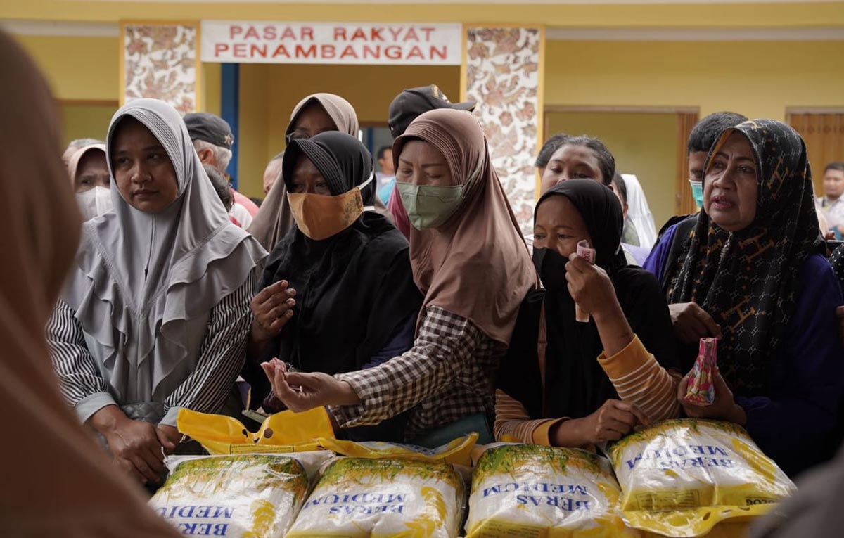 Operasi Pasar Murah di Tuban, Ibu-Ibu Berebut Beras Medium Murah