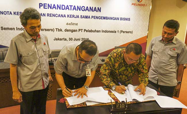 Direktur Utama Semen Indonesia, Rizkan Chandra (dua dari kiri) dan Direktur Utama Pelindo I, Bambang Eka Cahyana menandatngani MoU pengembangan rencana pengembangan bisnis. foto: SYUHUD/ BANGSAONLINE